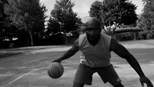 Basketball auf der Straße — Stockvideo