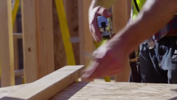 Worker measuring board — Stock Video