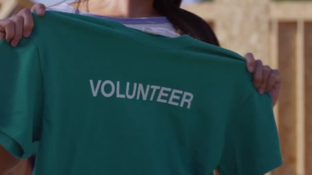 Volunteer passing out t-shirts — Stock Video