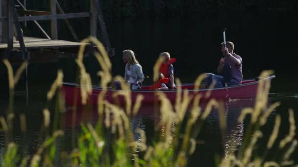 Familia remando en canoa — Vídeos de Stock