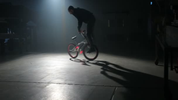 BMX rider doing tricks — Stock Video