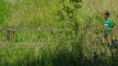 Ne zaman köprü üzerinden yürüyen çocuklar