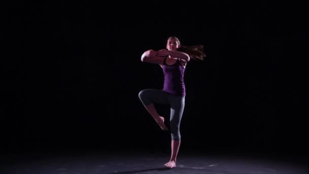 Chica bailando sobre fondo negro — Vídeo de stock