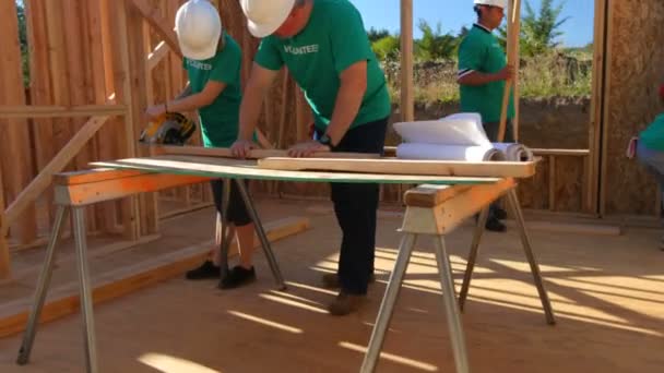 Voluntarios trabajando juntos — Vídeo de stock