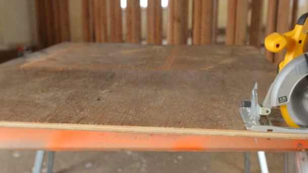 Obrero de la construcción corte de madera contrachapada — Vídeos de Stock