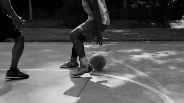 Basketbal op de straat — Stockvideo