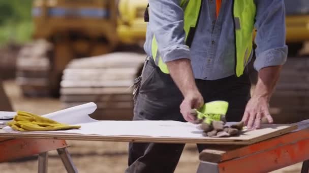 Trabajador mirando los planes — Vídeo de stock