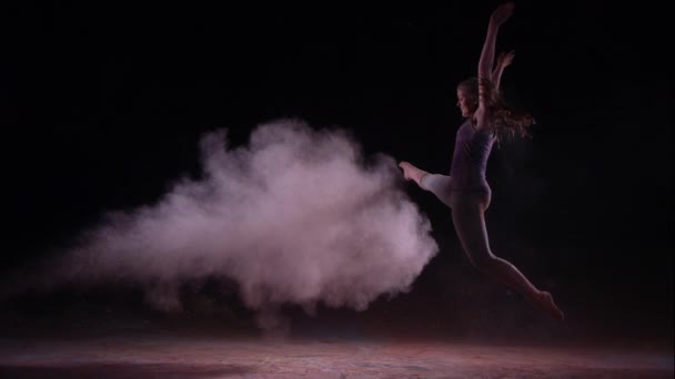 Цветной порох бьет танцующую девушку — стоковое видео