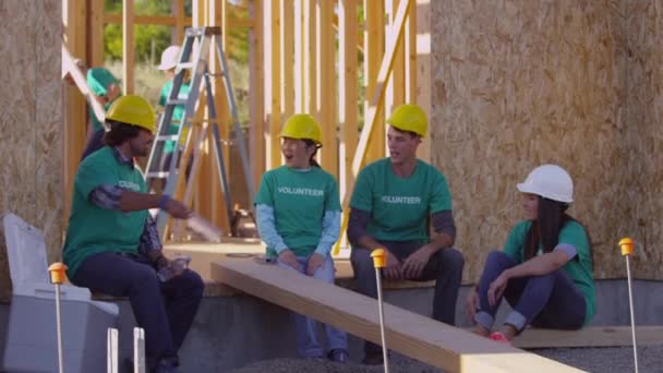 Voluntarios tomando un descanso — Vídeo de stock