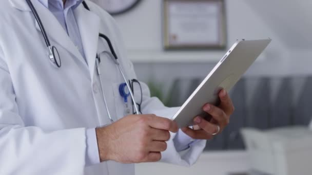 lékař používající digitální tablet