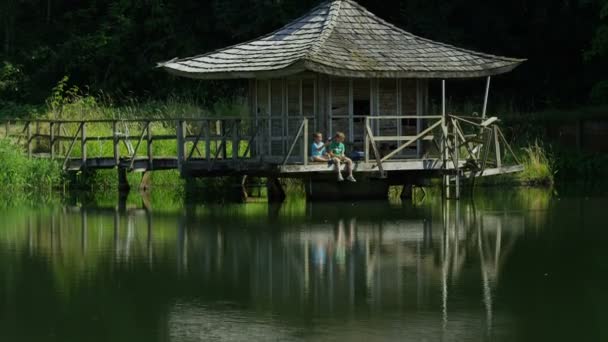 Boys fishing off dock — Stock Video