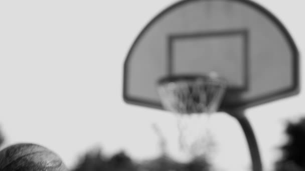Баскетбол гравець стріляє — стокове відео