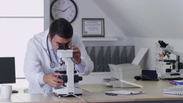 Veterinario con microscopio — Vídeos de Stock