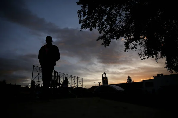 Gün batımını izleyen bir insan silueti.