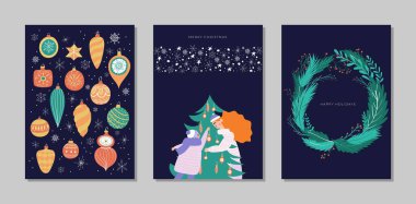 El yapımı vektör Mutlu Noeller ve Mutlu Yeni Yıl kartları seti şirin çizimlerle, mutlu aile Noel ağacını birlikte süsleyin; klasik Noel ağacı dalları, dekorasyon ve toplar