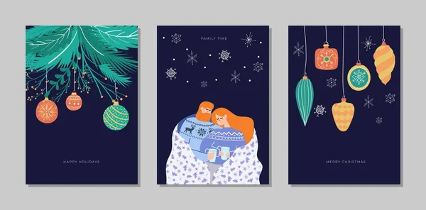 El yapımı vektör Mutlu Noeller ve şirin çizimlerle dolu Mutlu Yeni Yıl kartları seti, battaniyenin altında kupaları olan sevgi dolu bir çift; klasik Noel ağacı dalları, dekorasyon ve toplar.