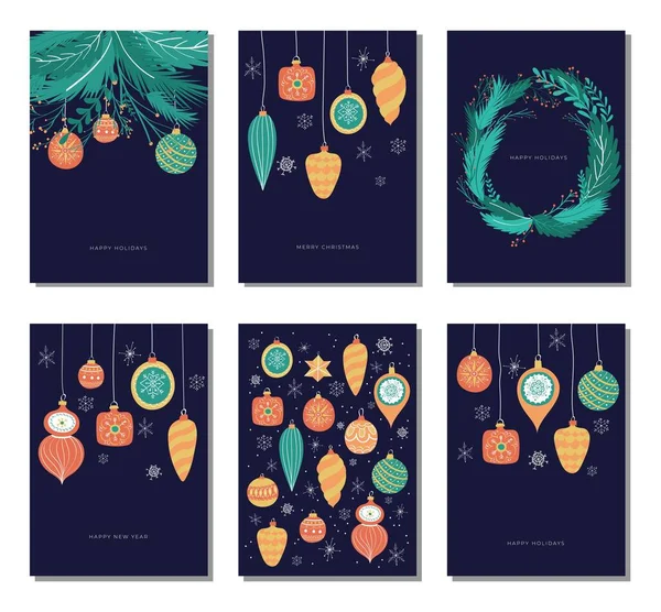 Elle çizilmiş vektör Mutlu Noeller ve eski çizimler, Noel ağacı, Noel süslemeleri ve yılbaşı baloları içeren Mutlu Yıllar kartları seti.