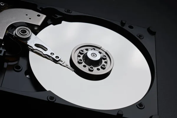 Rozebraný disk HDD na černém pozadí. — Stock fotografie