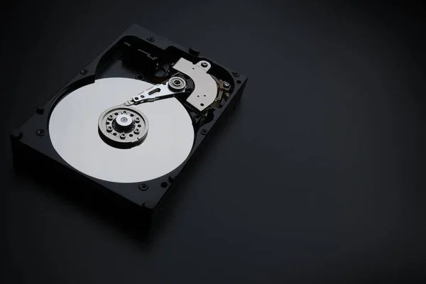 HDD desmontado em fundo preto. — Fotografia de Stock