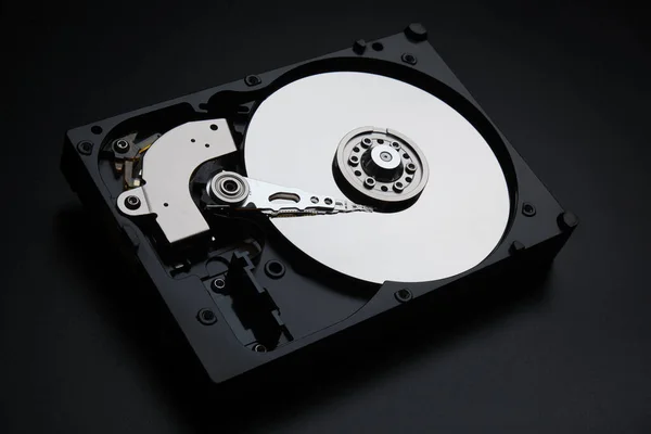 Rozebraný disk HDD na černém pozadí. — Stock fotografie