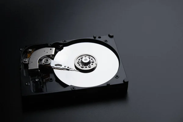 Rozebraný disk HDD na černém pozadí. — Stock fotografie