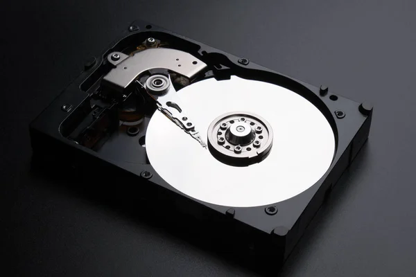 Rozebraný disk HDD na černém pozadí. — Stock fotografie