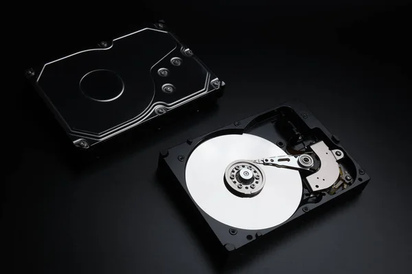 Dva pevný disk na černém pozadí — Stock fotografie