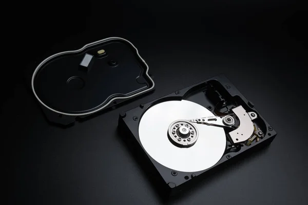 HDD desmontado con tapa sobre fondo negro. —  Fotos de Stock