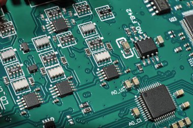 Yeşil PCB 'nin yakın çekim makro görüntüsü.