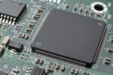 Yeşil PCB üzerinde SMD büyük mikroçip.
