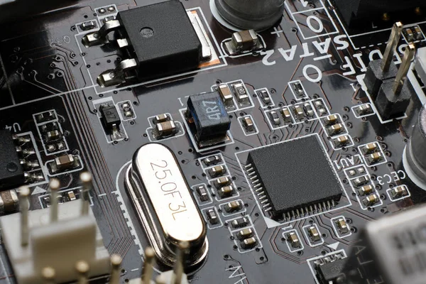 SMD chip microcontroller op bruin moederbord. — Stockfoto