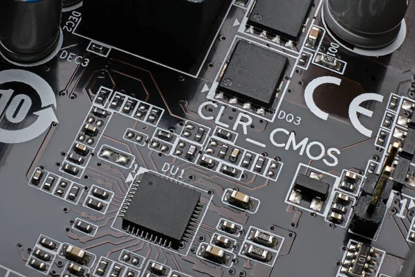 Controlador de pwm de chip SMD na placa-mãe marrom. Imagem De Stock