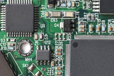 Yeşil PCB üzerinde SMD büyük mikroçip.