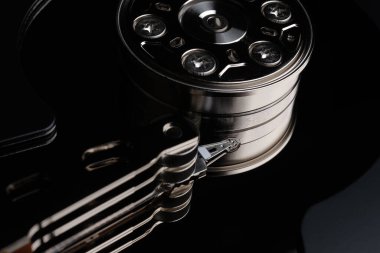 Parçalanmış HDD makro görüntüsü.