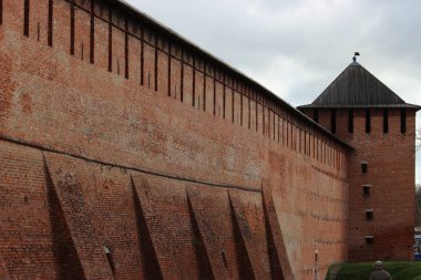 Eski kalenin ve kulenin tuğla duvarı