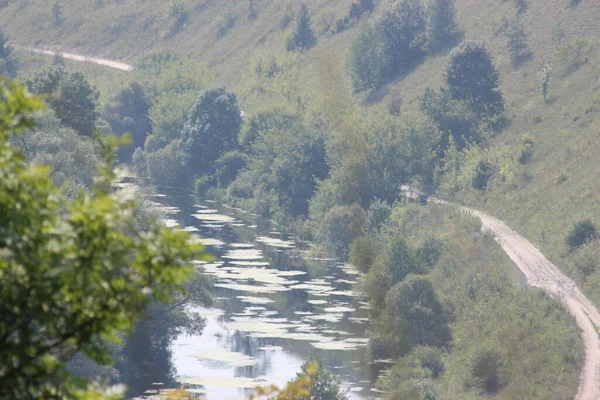 Dağdan küçük bir nehrin manzarası