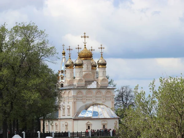 Bulutlarda Gökyüzüne Karşı Beyaz Taş Kilisesi
