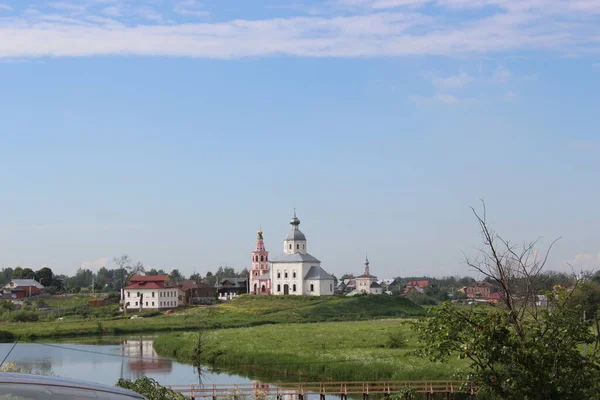 Küçük bir nehrin kıyısındaki antik tapınak.