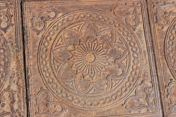 Eski bir tapınakta demir döşeme