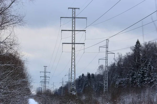 Elektrik kulesi ve gri gökyüzü