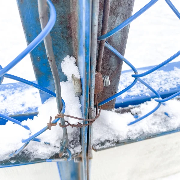 Metal cıvata ve kabloyla tamir ediliyor