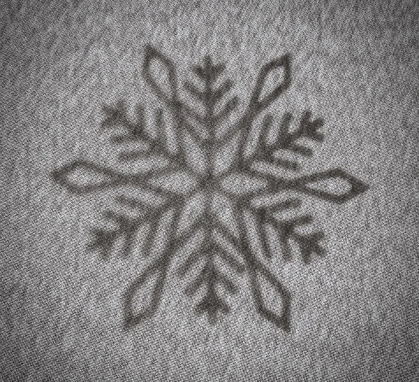 Perdedeki kar tanesinin gölgesi.