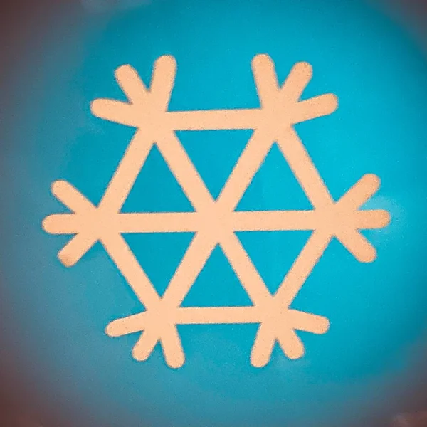 Camdaki kağıttan yapılmış kar tanesi.