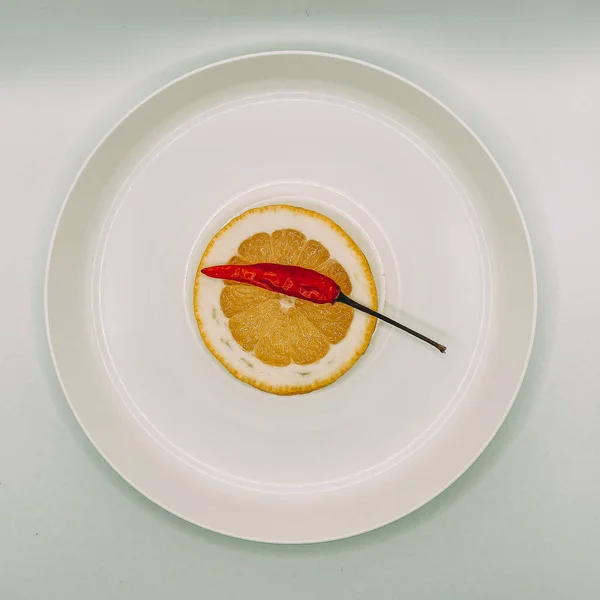 Sarı limon ve kırmızı biber beyaz tabakta