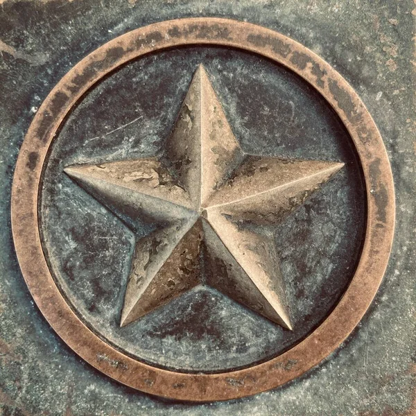 Bronz yıldız, çitin üzerindeki bir dekor elementidir.