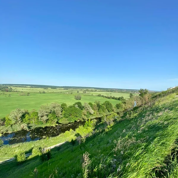 Tepenin tepesinden küçük bir nehrin manzarası