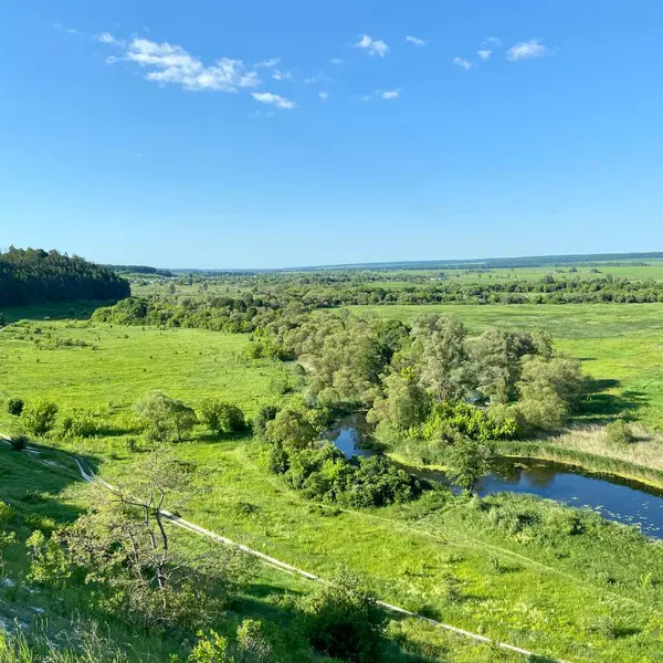 Tepenin tepesinden küçük bir nehrin manzarası