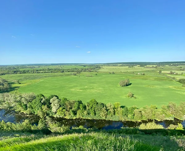 Tepenin tepesinden küçük bir nehrin manzarası
