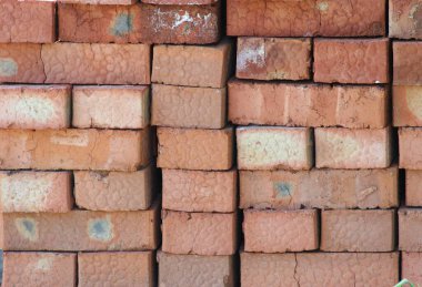 Kırmızı tuğlalar bir sırada katlanır