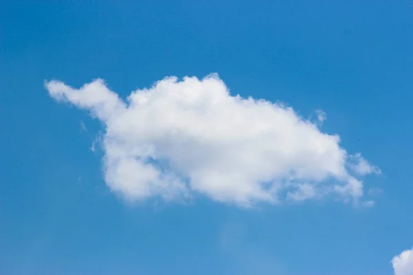 Mavi gökyüzüne karşı beyaz bulutlar